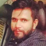 Adnan  è un ragazzo di Lahore District